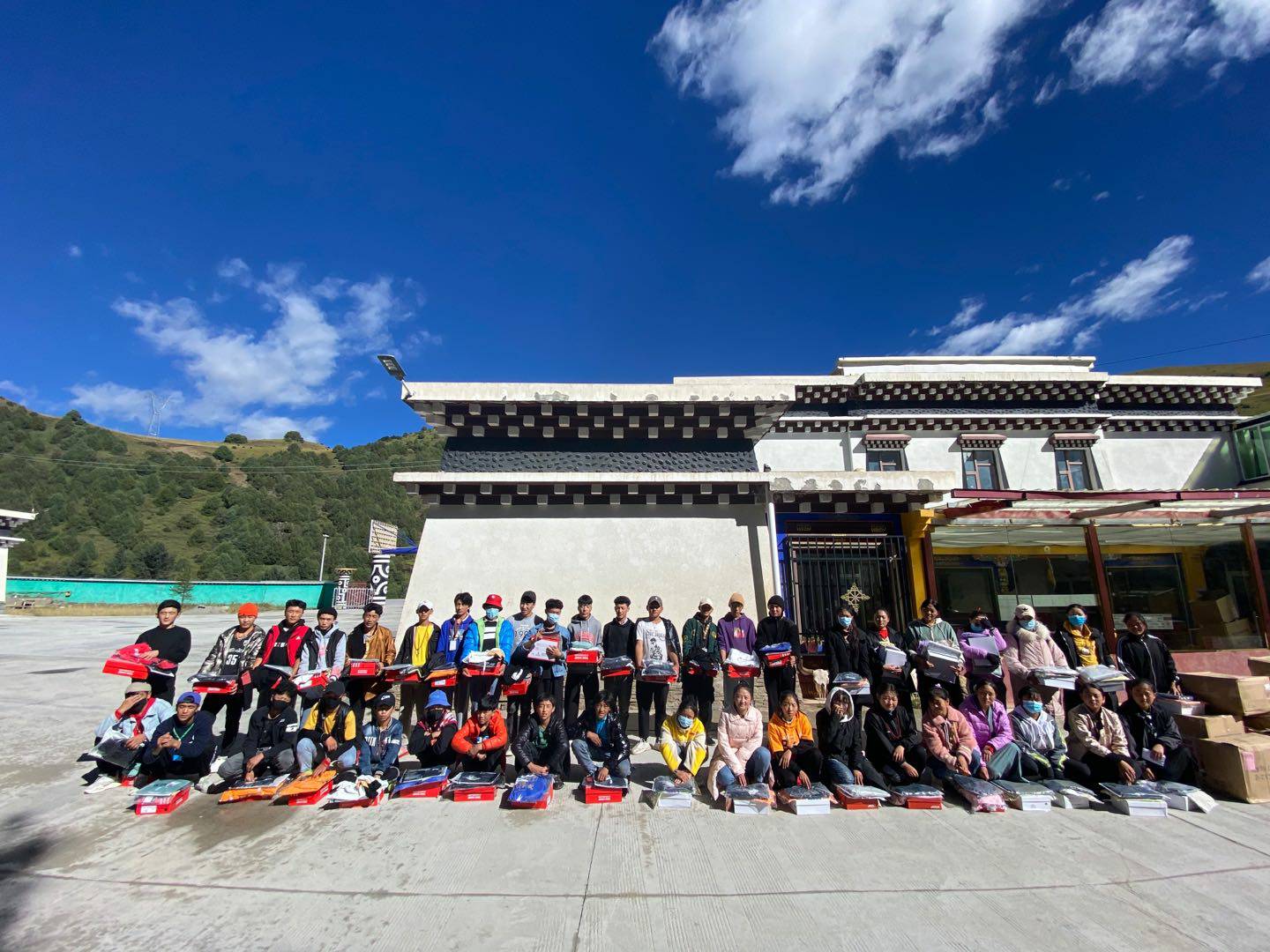 半岛手机站网站官网登入-半岛(中国)公益回顾丨家国同欢月同圆 温暖满载甘孜州(图8)